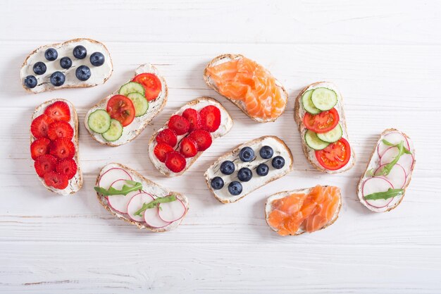 Foto variatie van toast met fruit, groente en zalm gezonde ontbijtvoedselachtergrond