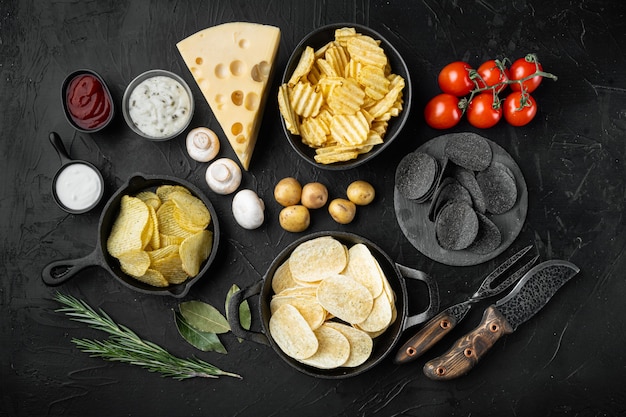 Variatie verschillende aardappelchips gezet met kaas