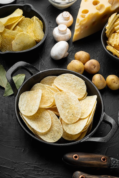 Variatie verschillende chips set, op zwarte stenen achtergrond