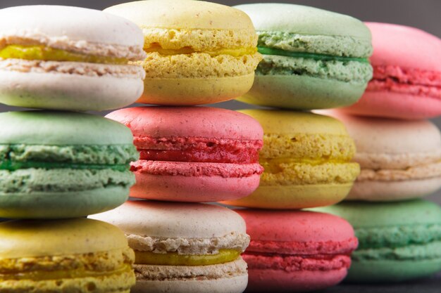 Variazione di amaretti colorati gustosi dessert francesi come regalo o regalo