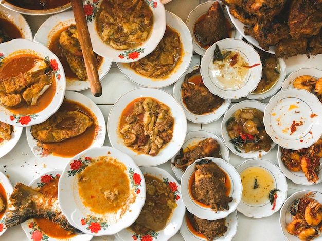 Photo variation dish of nasi padang or padang rice curry one of the most famous meals to be associated with indonesia