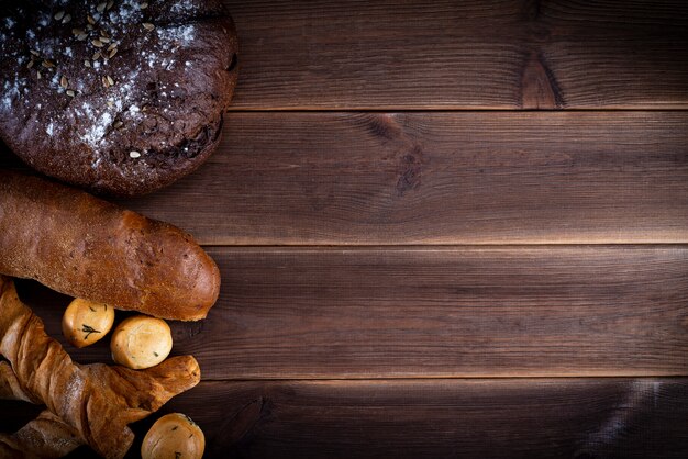 木製のテーブルにさまざまな手作りパン