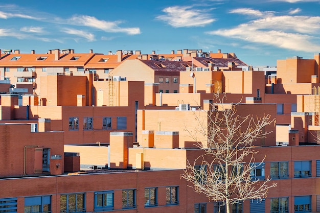 Gruppo variegato di condomini nel comune di arroyomolinos, madrid (spagna).