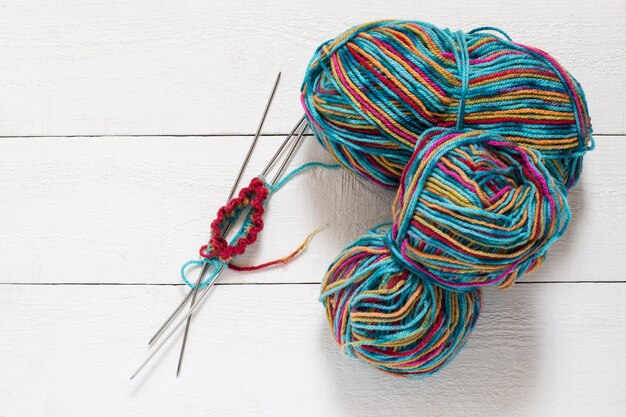 Variegated yarn needles with knitting