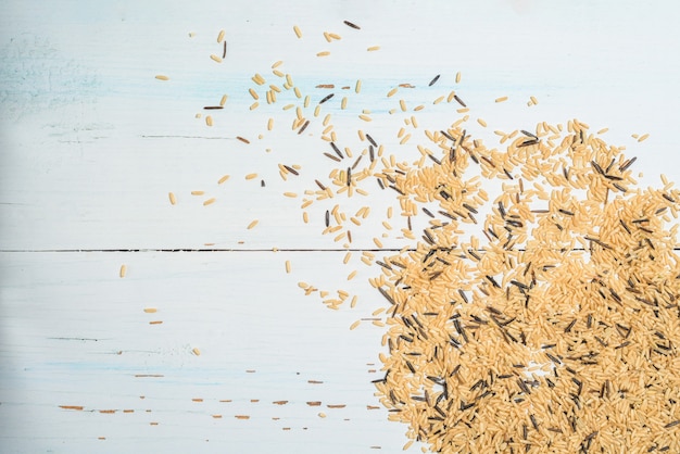 Photo varieties of natural organic cereals in a plate of brown rice. the view from the top.