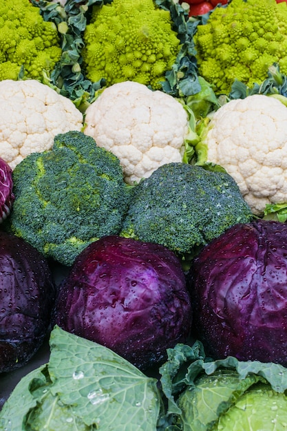 Varietà di cabbagges. cavolfiore, broccoli, romanesco. sfondo vegetariano giornata sana