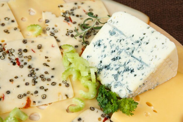 Foto varietà di formaggi su un tagliere