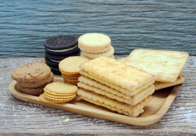 Varietà di biscotti al cioccolato sulla tavola di legno