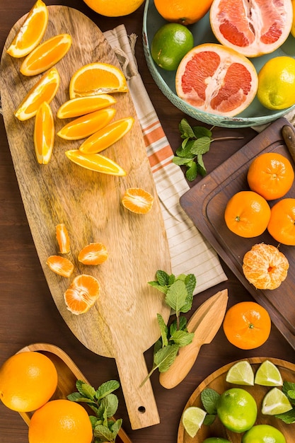 Разнообразие цитрусовых, включая лимоны, лаймы, грейпфруты и апельсины.