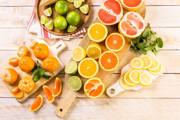 Photo variety of citrus fruit including lemons, lines, grapefruits and oranges.
