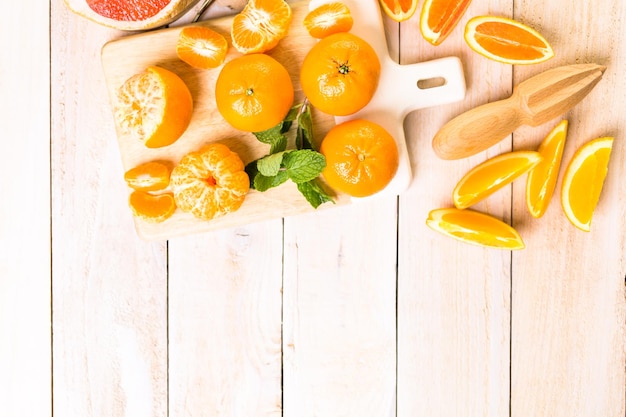 レモン、ライン、グレープフルーツ、オレンジなど、さまざまな柑橘系の果物。