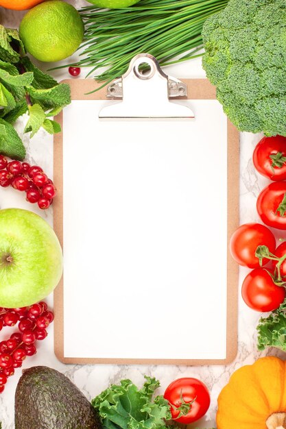 Foto varietà di frutta e verdura colorate