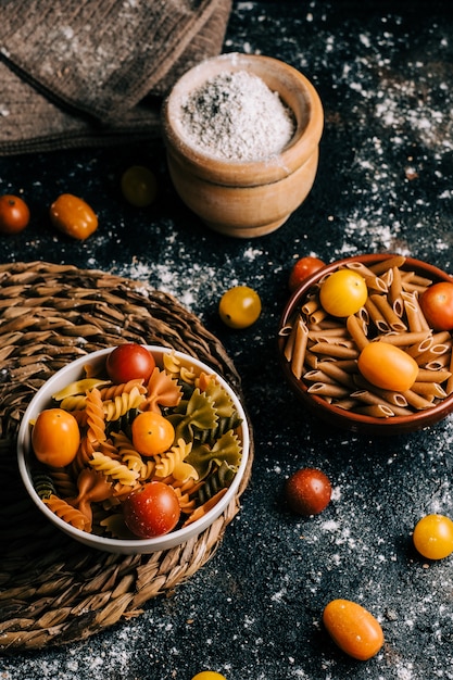 Foto varietà di pasta colorata di verdure. farina integrale alimenti sani. cibo vegano