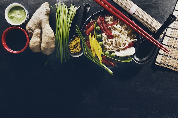 맛있는 동양 아시아 음식을 요리하기위한 다양한 다른 성분. 복사 공간이있는 상위 뷰. 어두운 배경. 위.