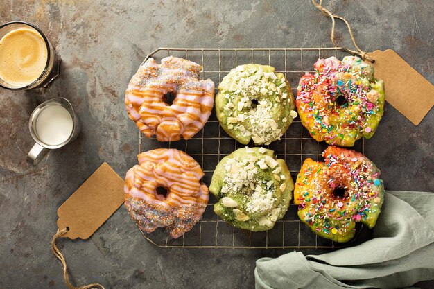 Photo variety of donuts on a cooling rack