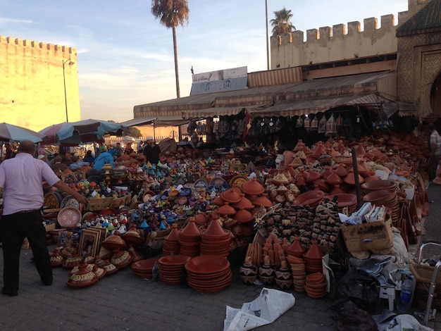 Foto varietà di ceramiche in bancarella al mercato