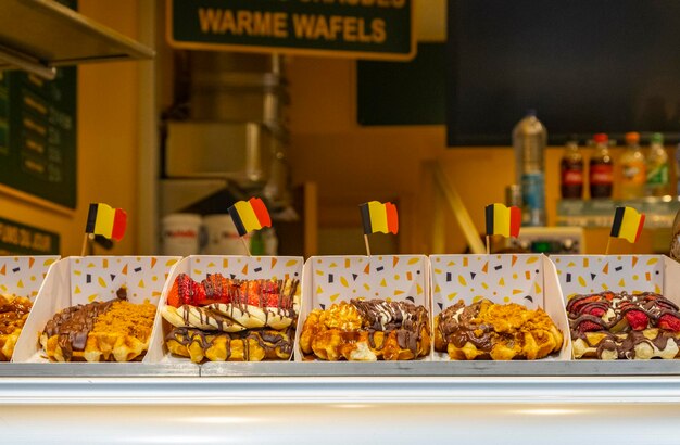 Foto varietà di sapori e colori di ricchi waffle in una pasticceria cibo tradizionale in belgio