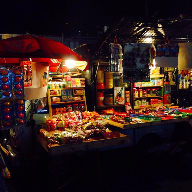 Foto varietà di alimenti in vendita di notte