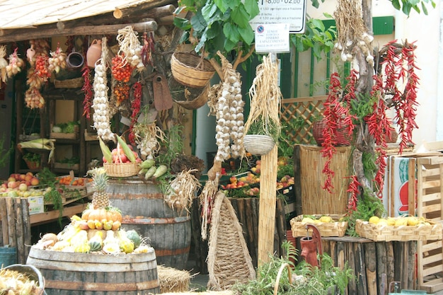 Foto varietà di alimenti in vendita