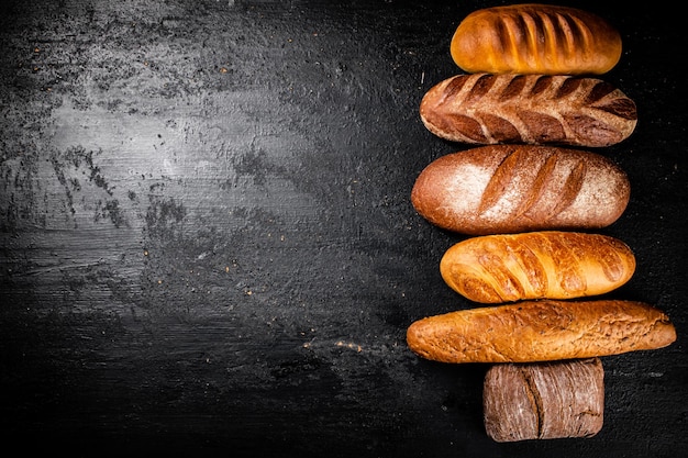 Foto una varietà di pane fresco profumato