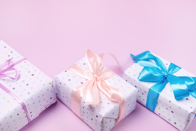 파스텔 핑크 배경 쇼핑 판매 또는 휴일 개념 휴일에 다양한 선물 상자