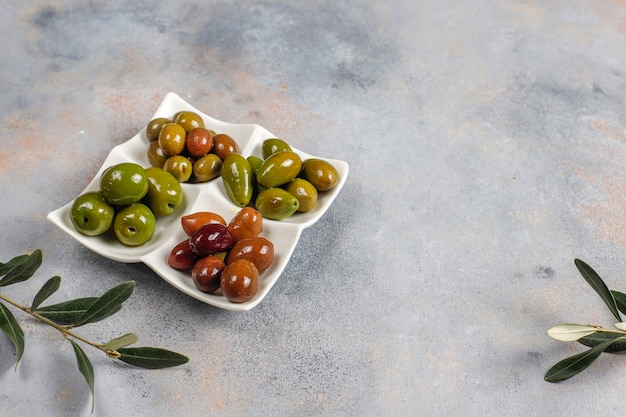 Photo variety of green and black whole olives.