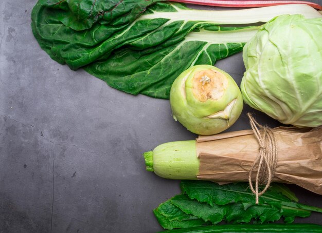 さまざまな緑の野菜の葉 バランスの取れた食事食品の背景 健康的な栄養のための有機食品