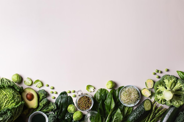 Varietà di verdure verdi cibo locale prodotti di stagione