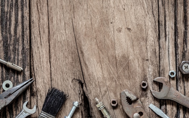 Foto strumenti pratici di varietà sul fondo di legno di lerciume