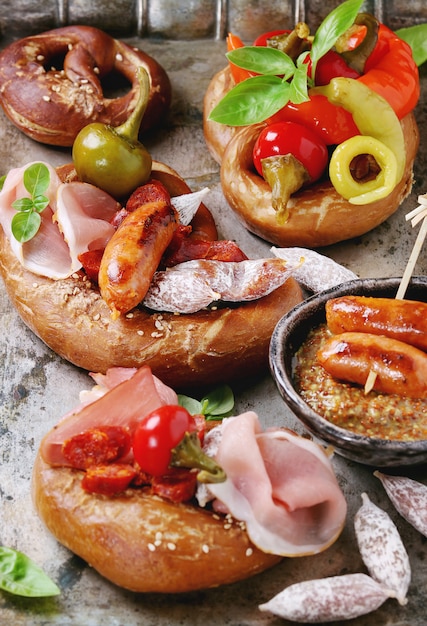 Foto varietà di spuntini di carne in salatini