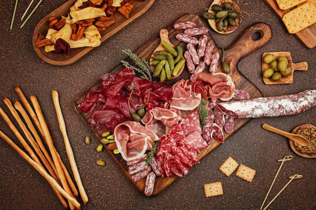 Разнообразие мяса на деревянной доске