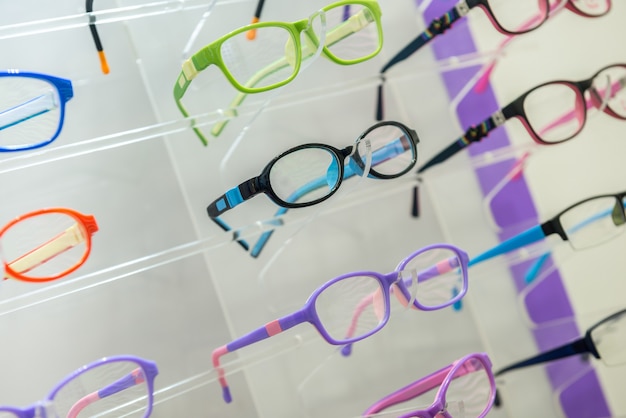 Una varietà di occhiali da sole e medici sullo stand nel negozio