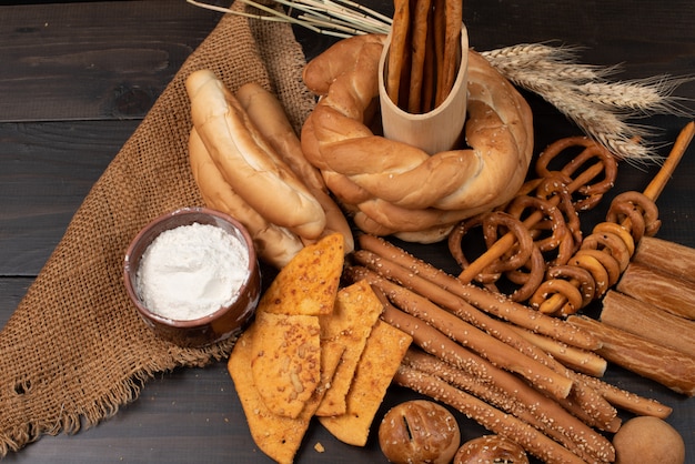 Фото Разнообразие хлеба на деревянном столе