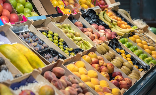 写真 バルセロナ スペインの市場で新鮮な果物や野菜の様々 な