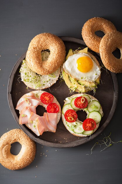 Varietà di panini su bagel con uova e verdure