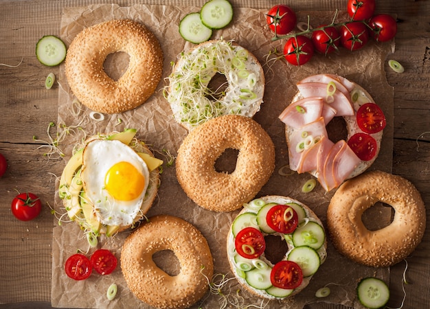 Varietà di panini su bagel con uova e verdure