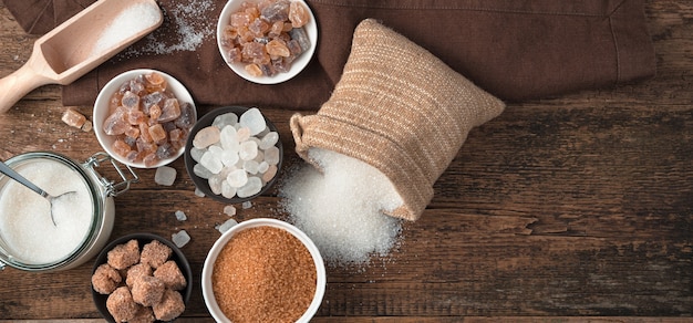 Photo a variety of sucrose varieties on a natural wooden background.