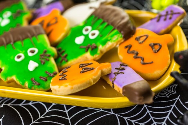 Разнообразие сладостей, приготовленных как угощения на Хеллоуин.