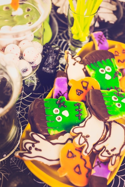 Разнообразие сладостей, приготовленных как угощения на Хеллоуин.