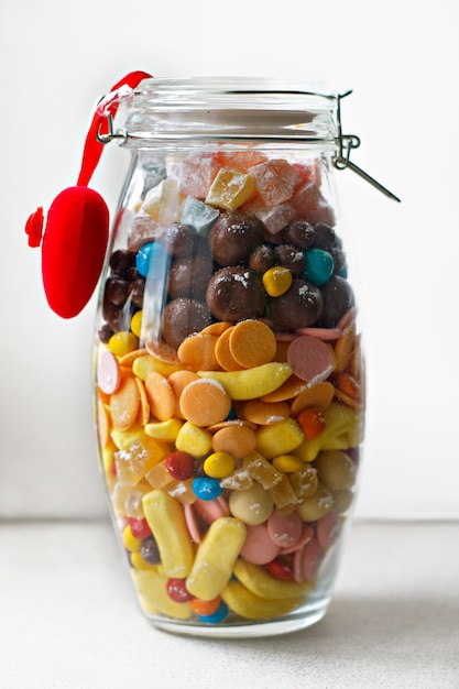 Foto una varietà di dolci e dolci in banca. dolce regalo
