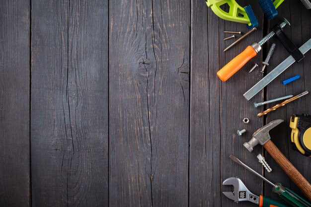 Photo variety of tools on a wooden surface