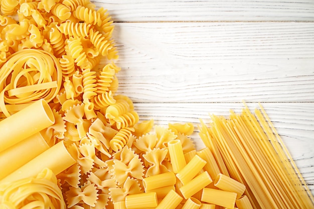 Photo variety of types and shapes of dry italian pasta