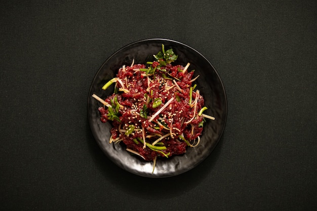 Una varietà di verdure e insalata di carne su un piatto