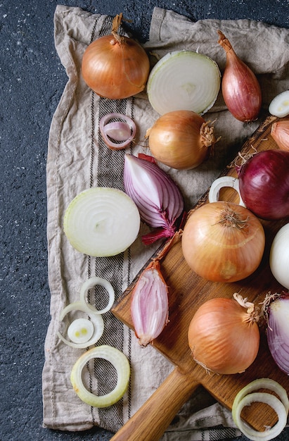 Photo variety of whole and sliced onion