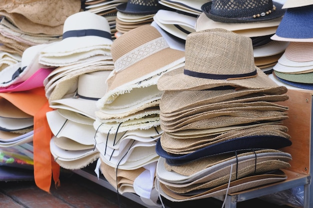 Foto sono in vendita una varietà di cappelli intrecciati per donna e uomo