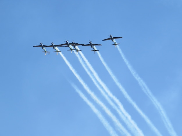Различные акробатические самолеты, испускающие дым