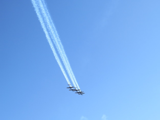 写真 煙を放つさまざまなアクロバティックな飛行機