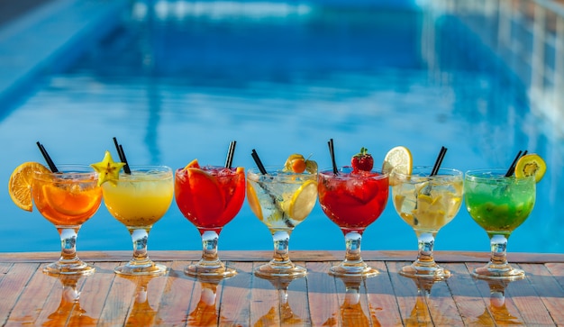 Foto vari cocktail alcolici su sfondo bianco