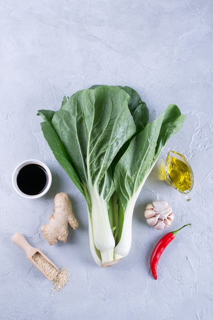 Различные азиатские ингредиенты. Китайская капуста. bok choy Соевый соус, чили, имбирь, чеснок, оливковое масло, кунжут Копия пространство. Вид сверху