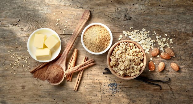 Vari ingredienti di cottura sul vecchio tavolo da cucina in legno lucido, vista dall'alto